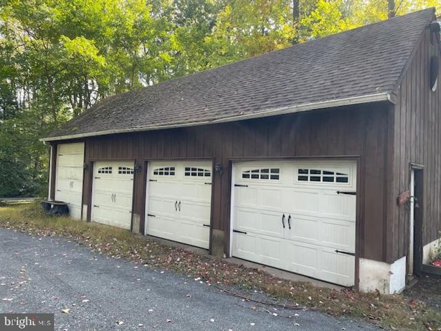 4 bay garage available for lease on private property. Not for commercial use or retail.  Available for storage only. Good for classic cars / boat / equipment / furniture.  Just minutes from New Hope.