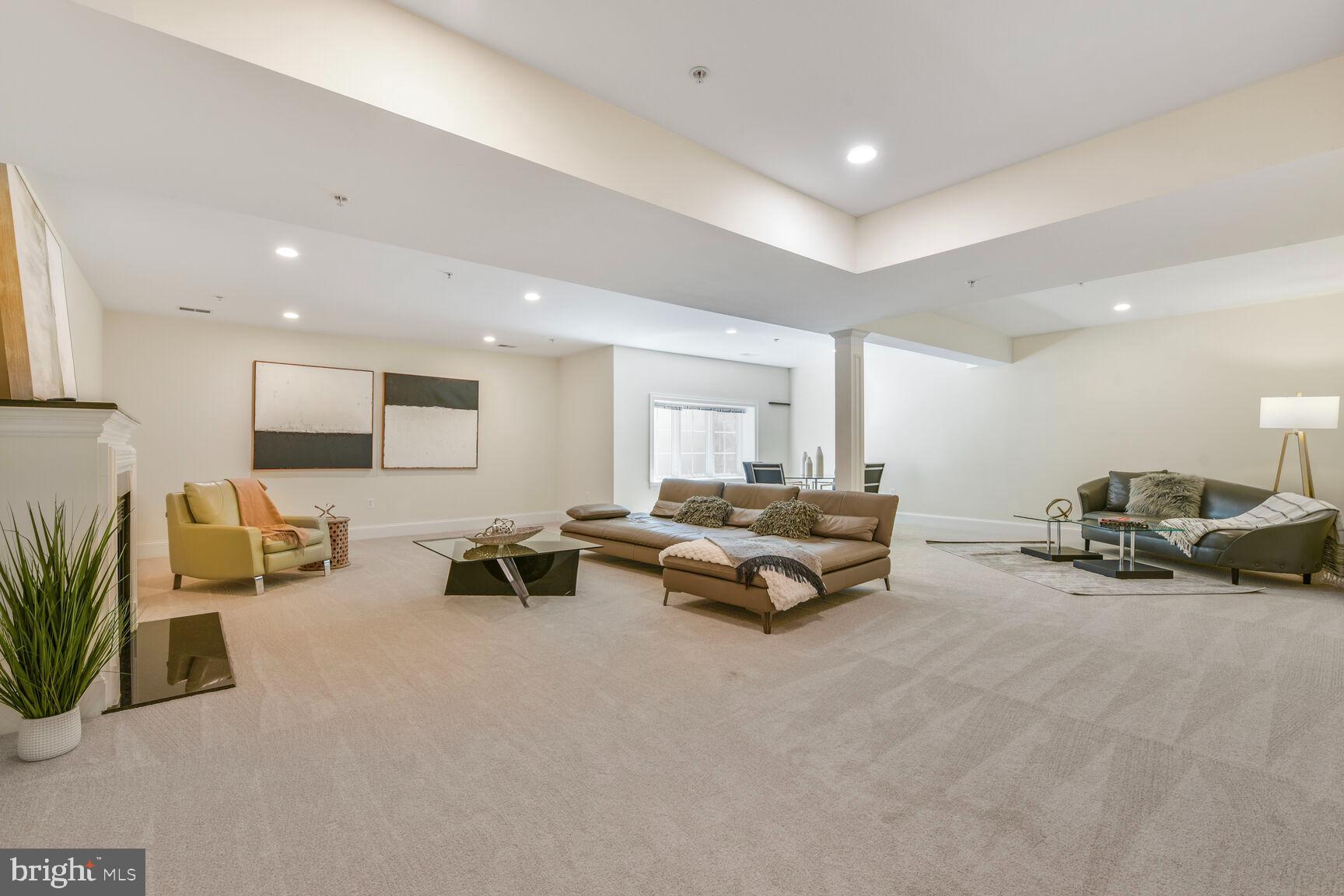 WHITEHALL MANOR - Residential