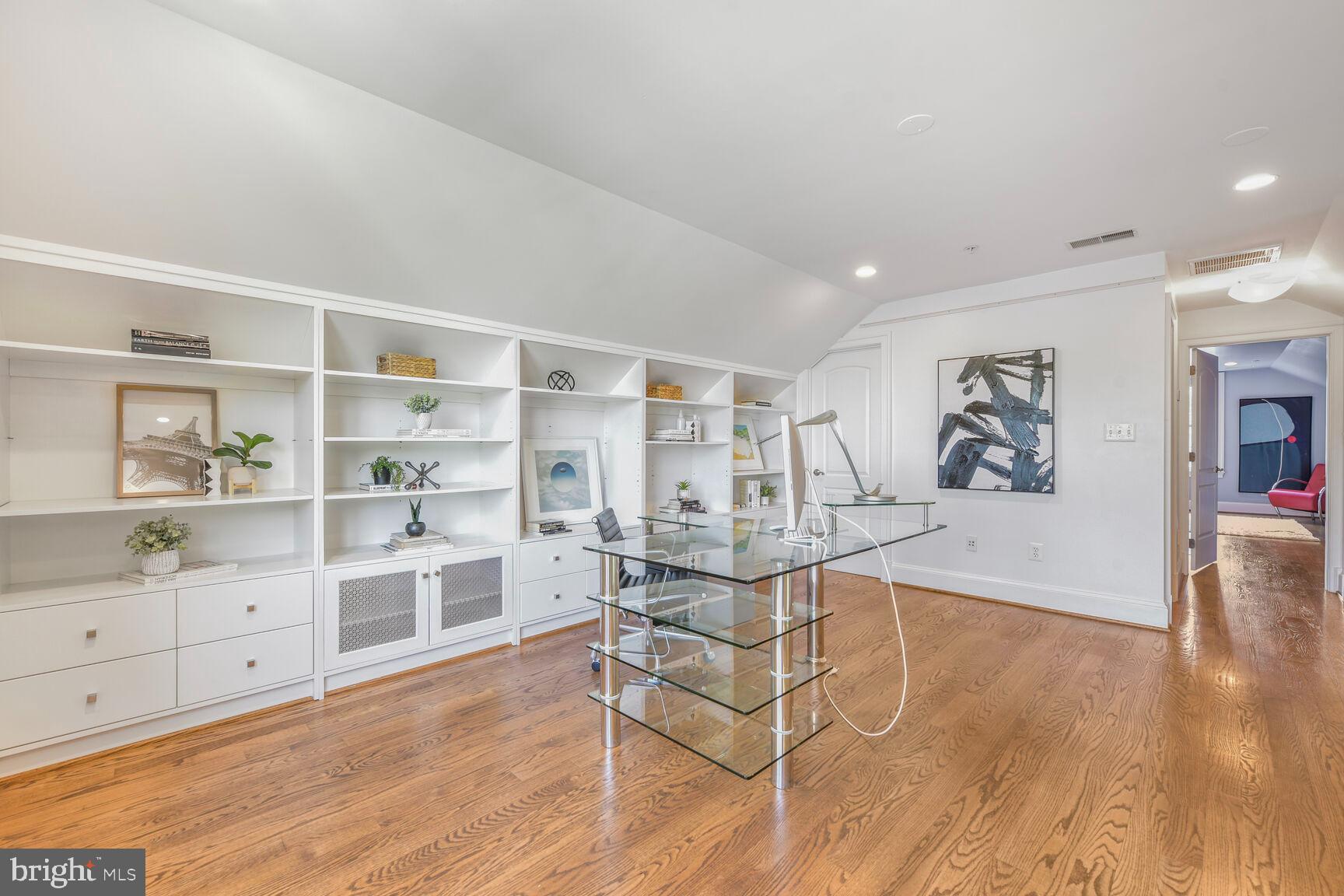 WHITEHALL MANOR - Residential