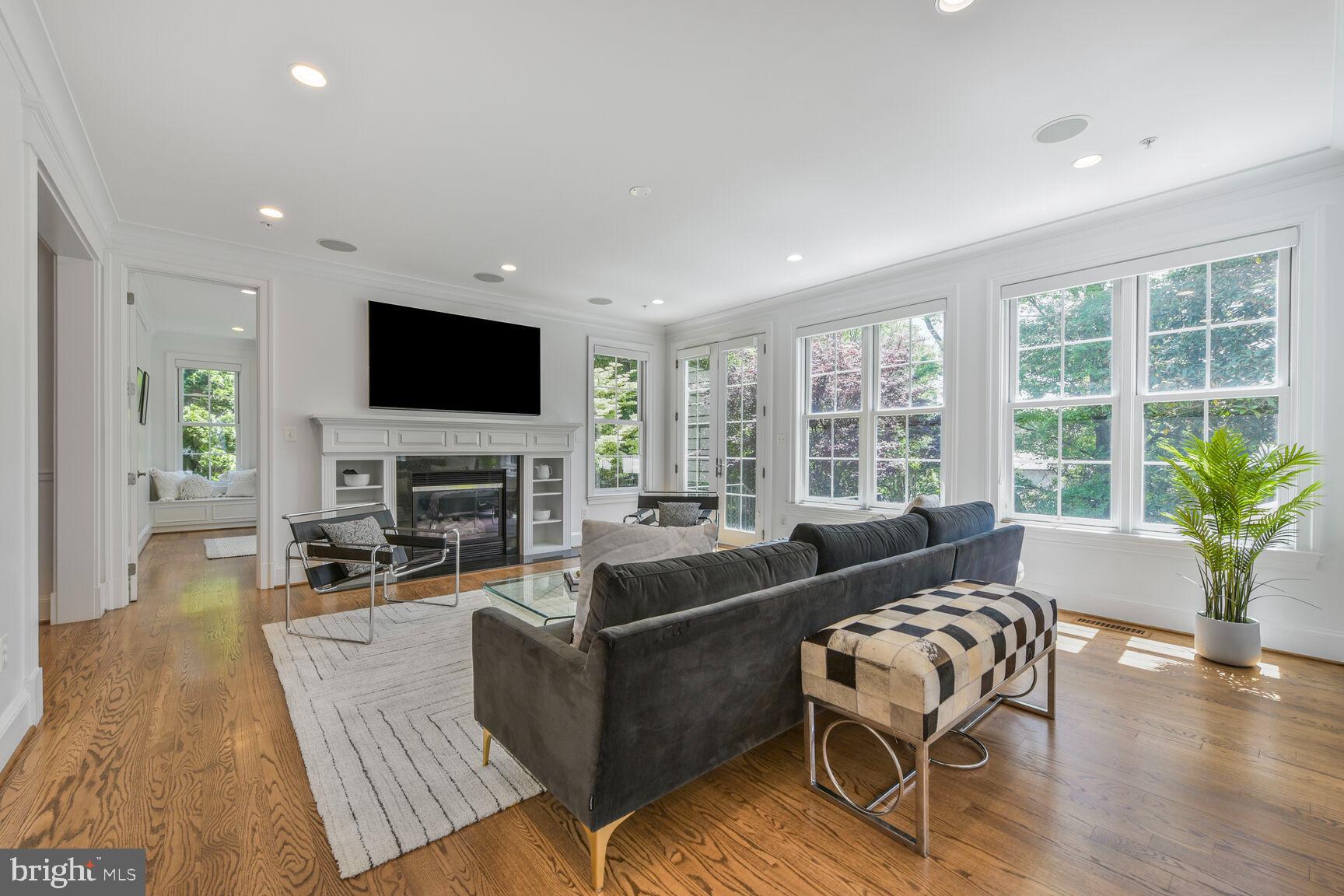 WHITEHALL MANOR - Residential