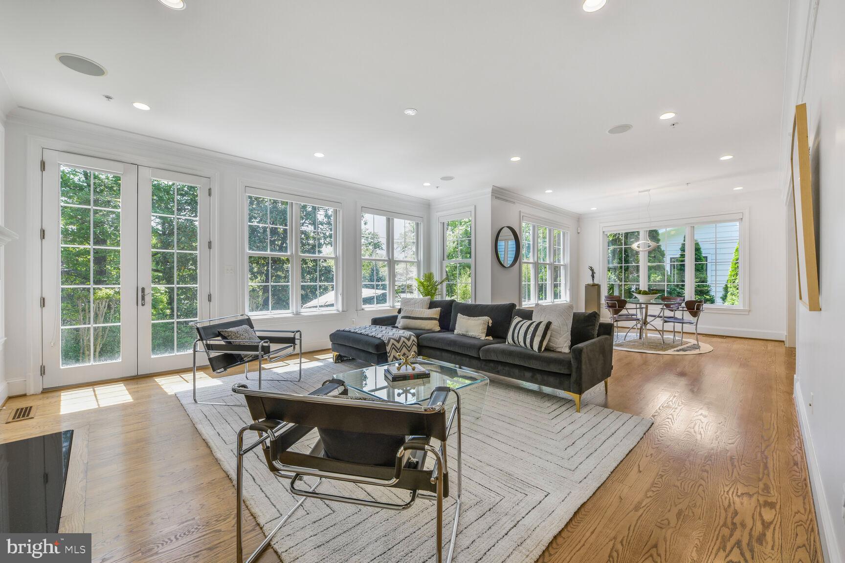 WHITEHALL MANOR - Residential