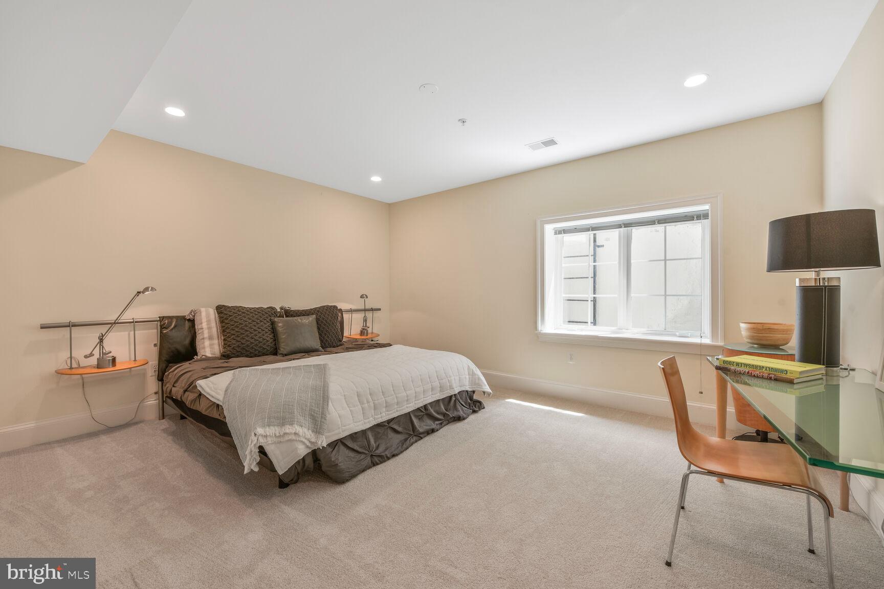 WHITEHALL MANOR - Residential