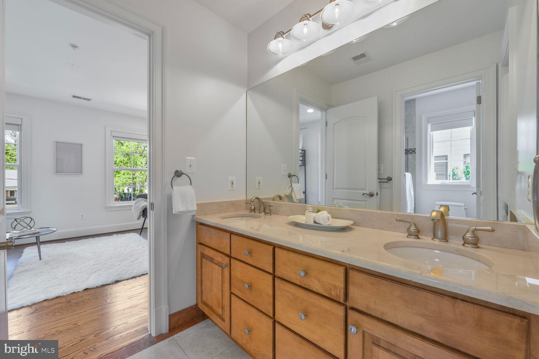 WHITEHALL MANOR - Residential