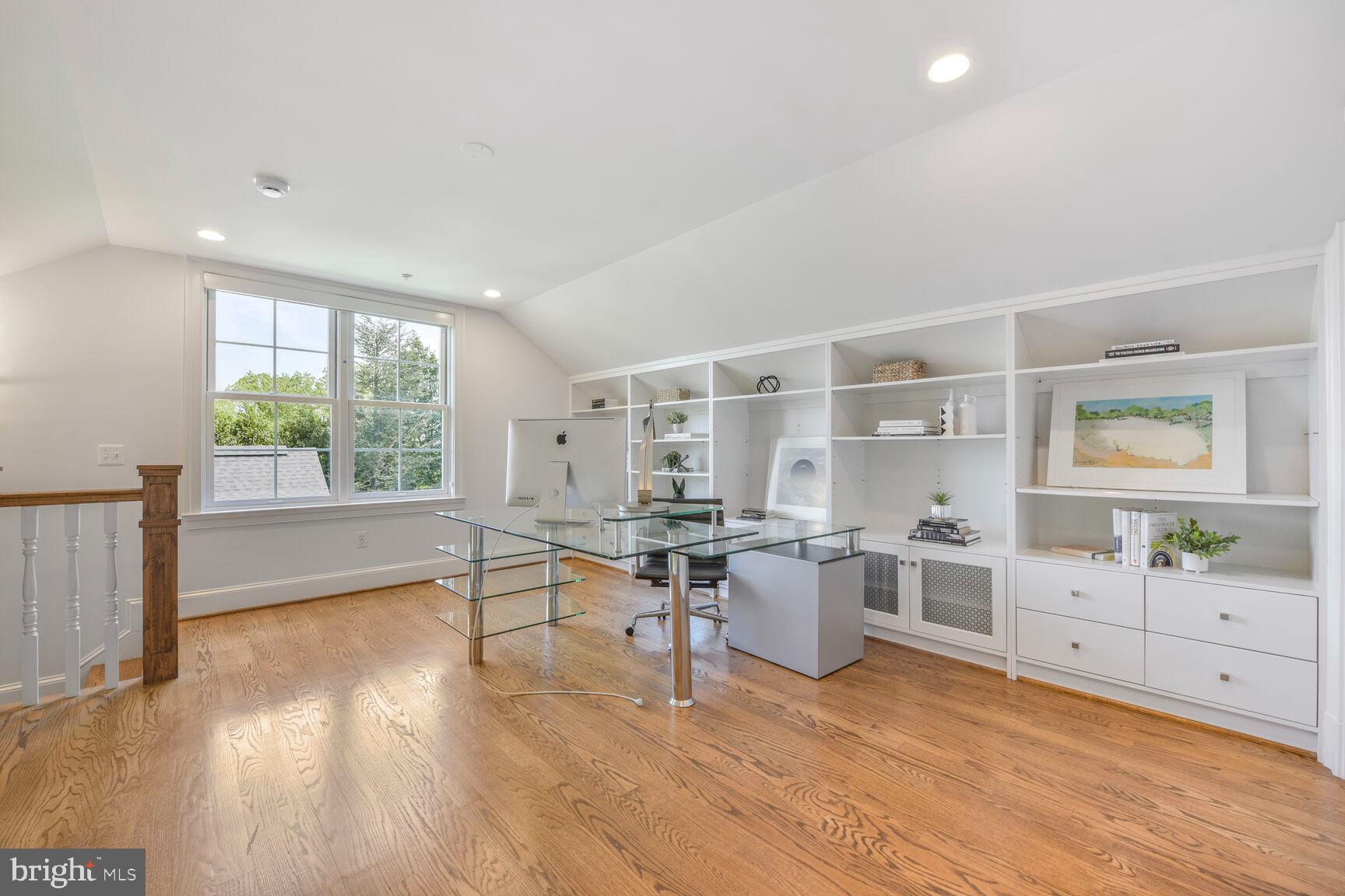 WHITEHALL MANOR - Residential