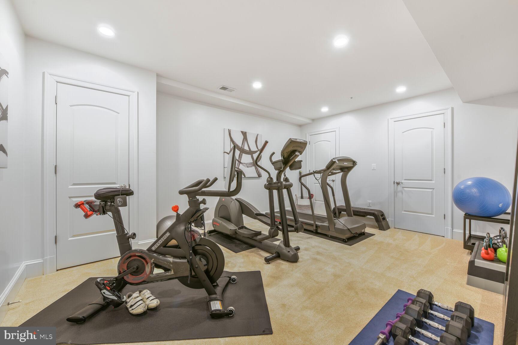 WHITEHALL MANOR - Residential