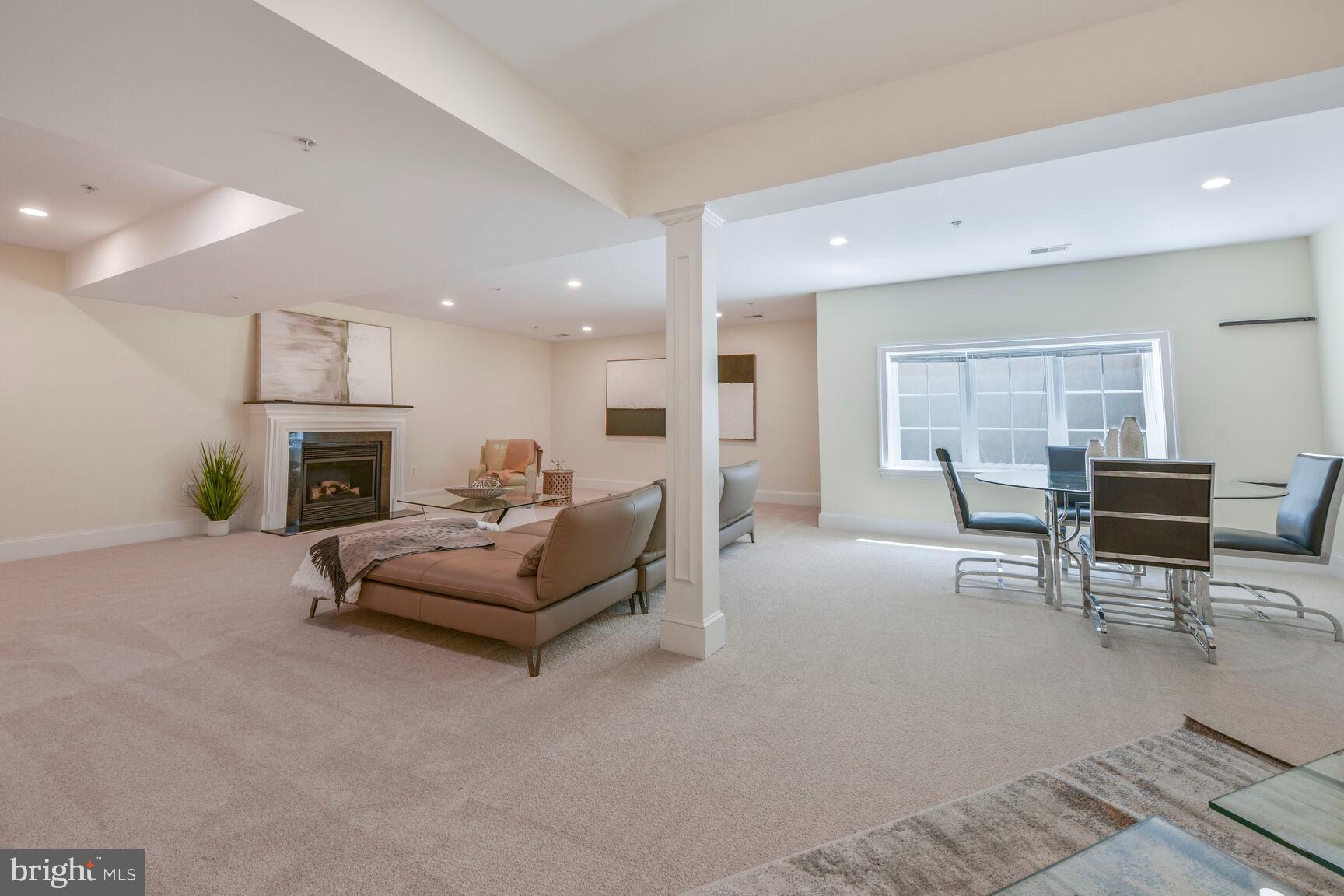 WHITEHALL MANOR - Residential