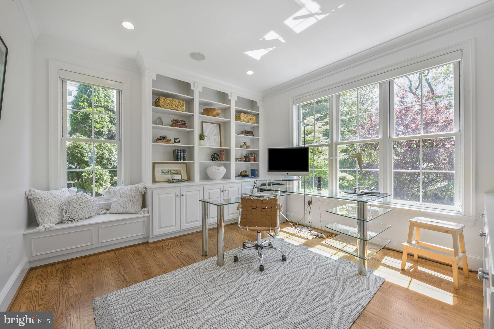 WHITEHALL MANOR - Residential