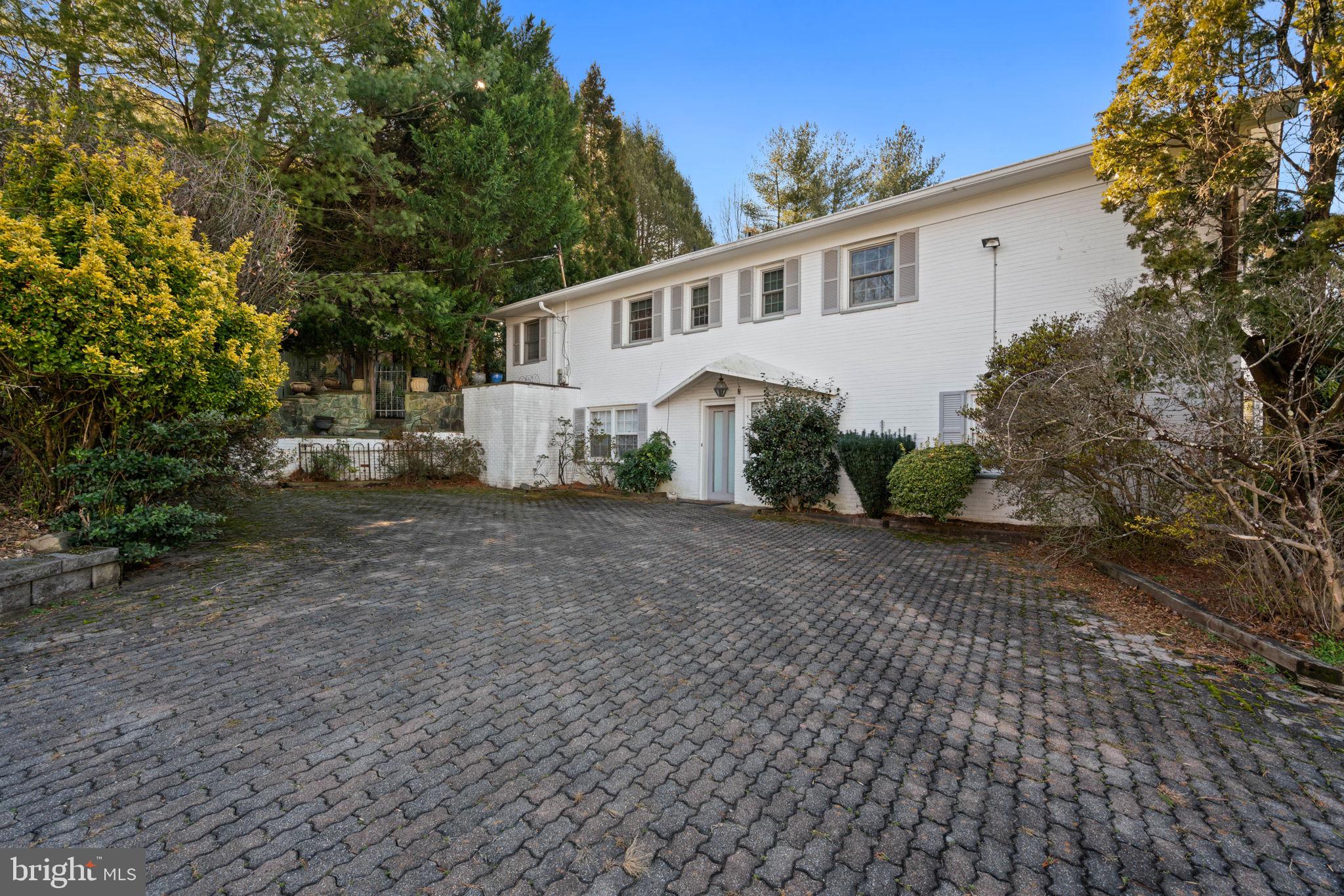 BANNOCKBURN ESTATES - Residential