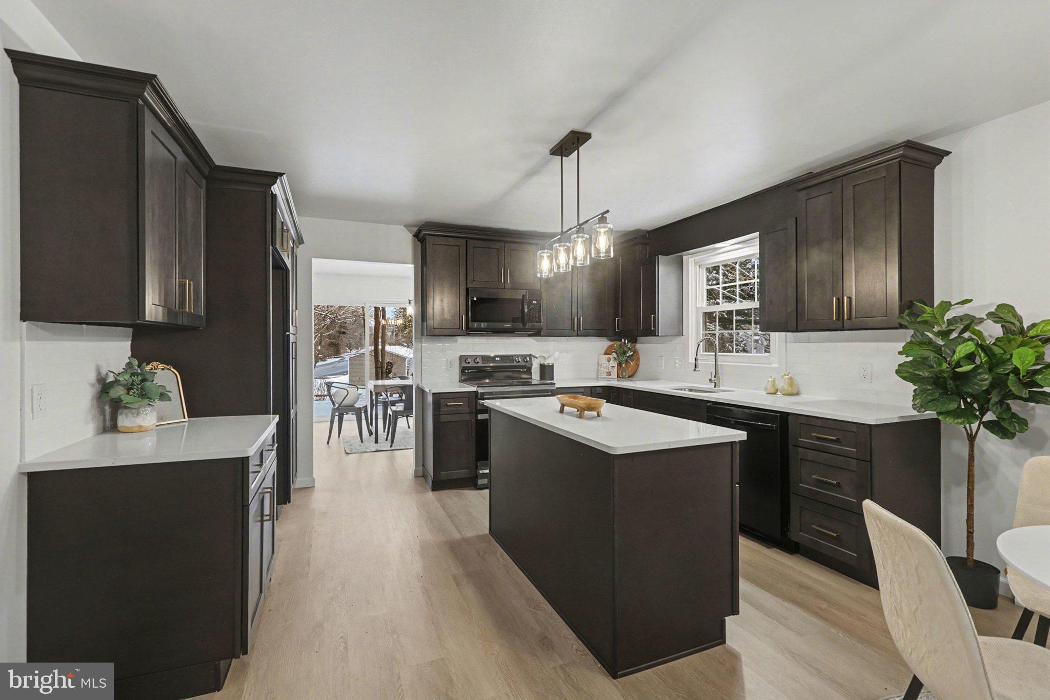 CENTER SQUARE MANOR - Residential