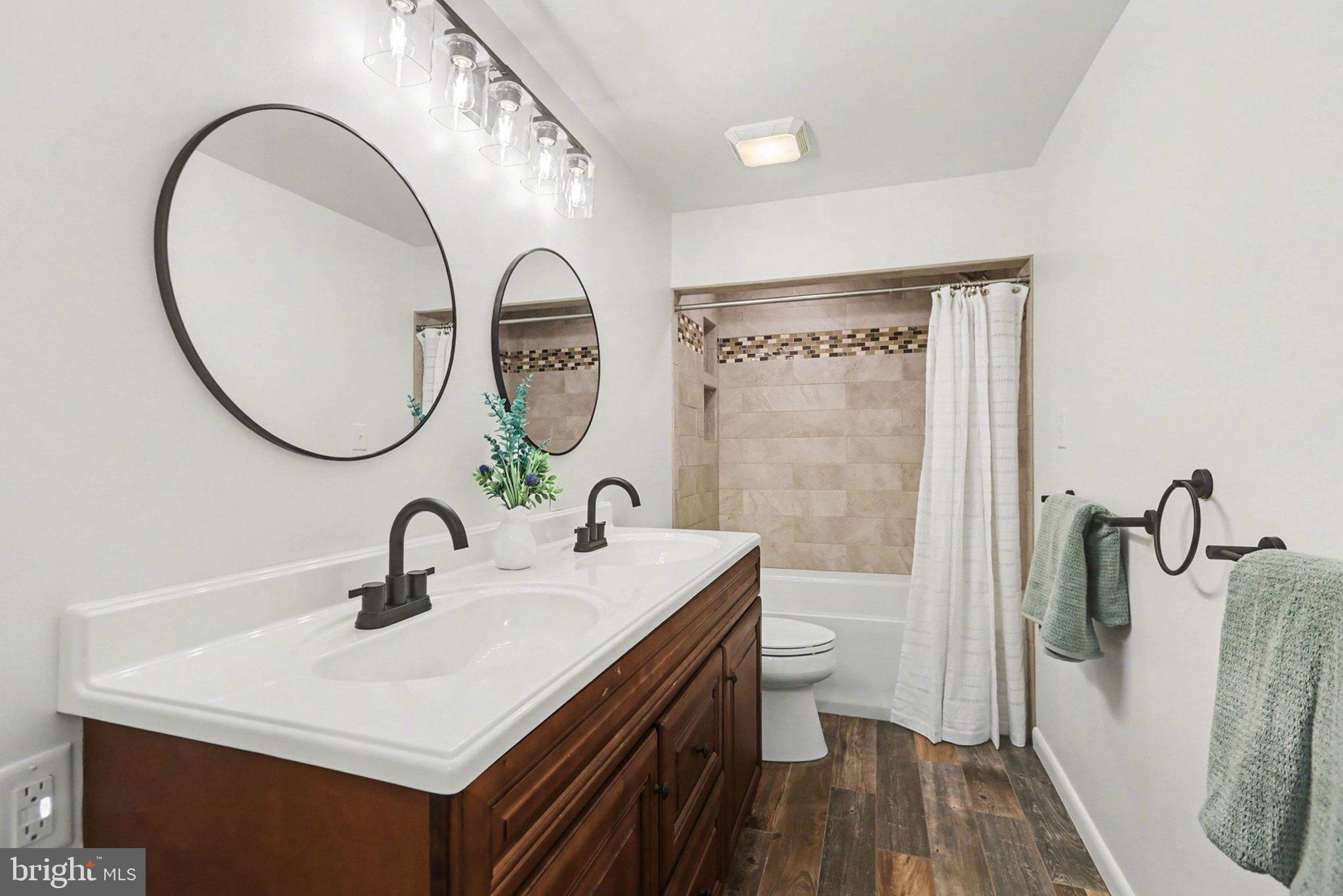 CENTER SQUARE MANOR - Residential