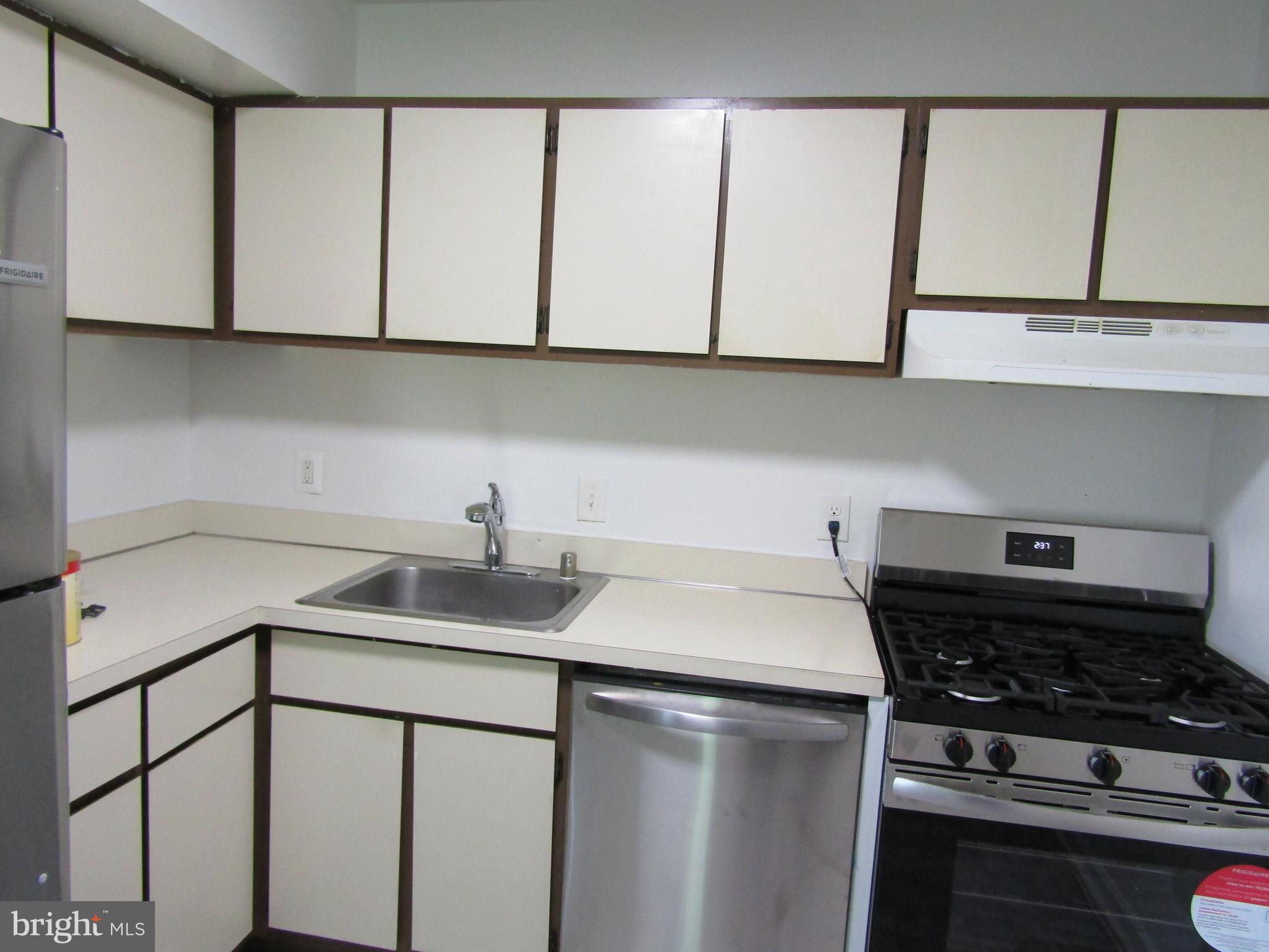 CANTERBURY SQUARE - Residential Lease