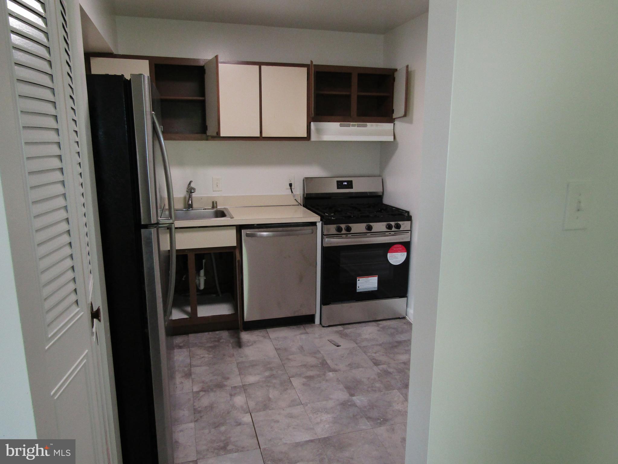 CANTERBURY SQUARE - Residential Lease