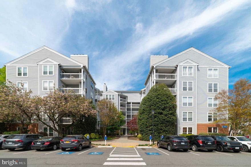 It features a bright and large living area.  One bed 1full bath condo in  Oakton .  Minutes to major highway and Vienna metro. Fireplace, In-unit washer and dryer, and more!    Hardwood floor,  Balcony,  Granite counter top,  Out door pool. elevator access