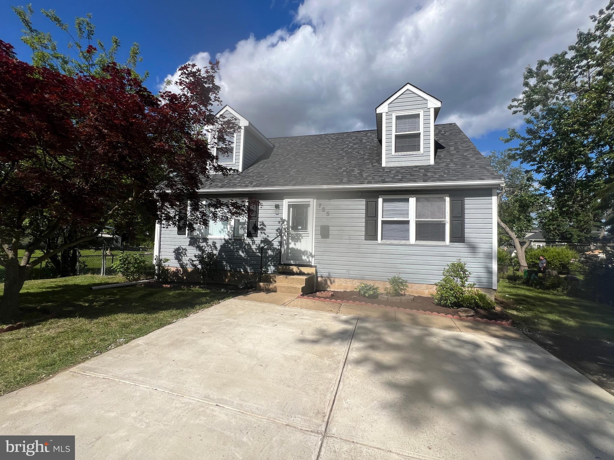 Move-in condition. Many features include 2 good size bedrooms on main level, large wood deck off the dining room, 2 additional bedrooms on upper level, 3 full baths, full and high ceiling basement.
A water supply line busted behind the bathroom wall while the seller was on vacation . New floorings, walls and ceilings have been replaced.