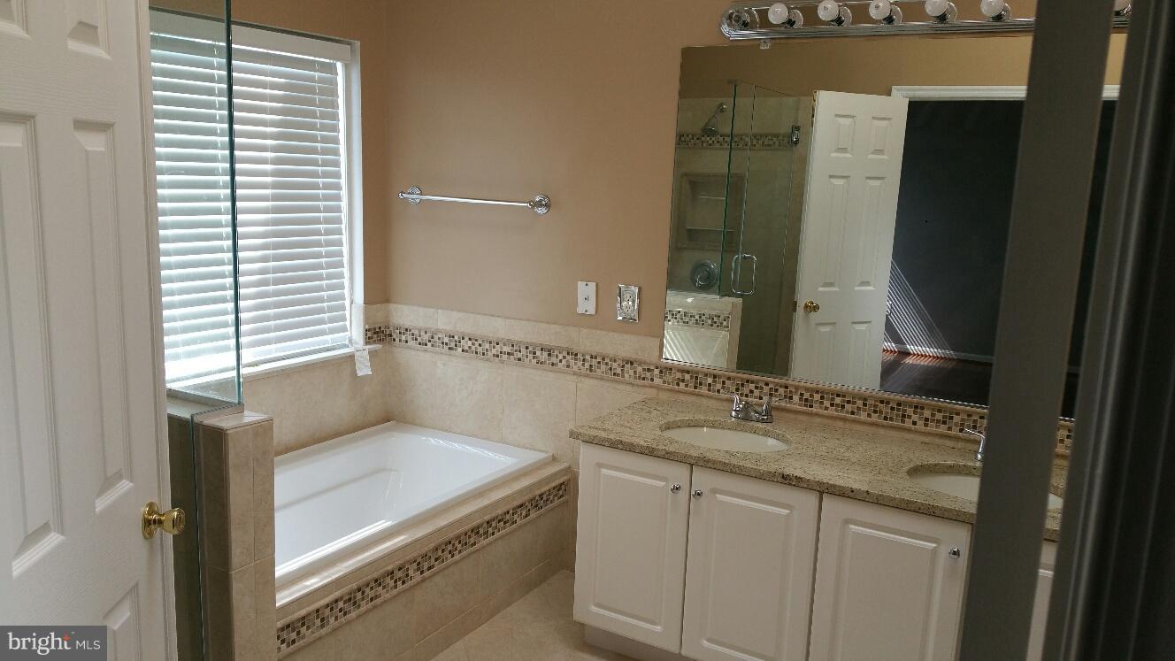 ISLAND CREEK - Residential Lease