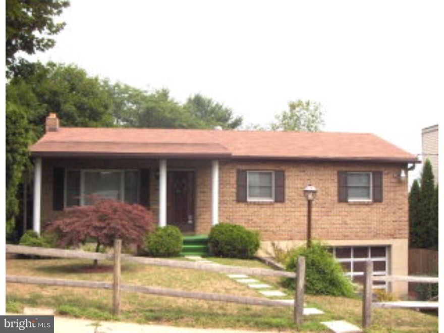 ONE FLOOR LIVING!  GREAT MOUNTAIN VIEWS FROM THE DECK!  LARGE, PRIVATE BACKYARD.  FULL WALK OUT BASEMENT, GARAGE. Amp: 200