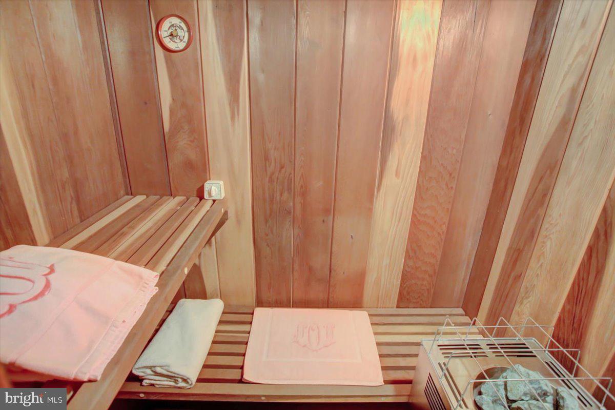 MEADOWBROOK - Residential