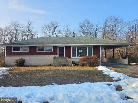 Homes For Sale - 26 Eisenhower Boulevard<br/> DUNCANNON, PA 17020