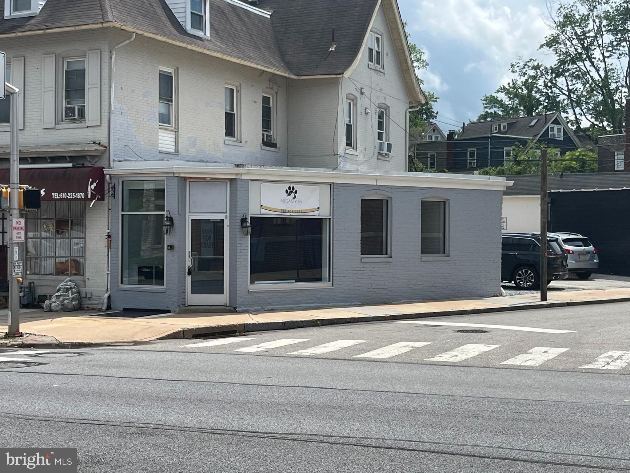 High visabilty corner location in downtown Bryn Mawr. Ideal for Retail or Office. (across from Kelly's & Anue) One floor of 1100 s/f +/- Large windows and exposure to corner. Front display/retail area with high ceilings, bright middle large and back rooms w/ outside 2nd entrance, snaller back room (once used for cool storage) and a basement for storage(basement has a Bilco doors to back driveway) Good Foot Traffic. Street parking on Roberts and Public lot 1/2 block away. Windows recently replaced, entire inside painted. 2 parking spaces in rear, metered and 2hr parking on Roberts, and public parking lot 1/2 block away.
Ideal spot for a small retail business or an office. Available immediately.