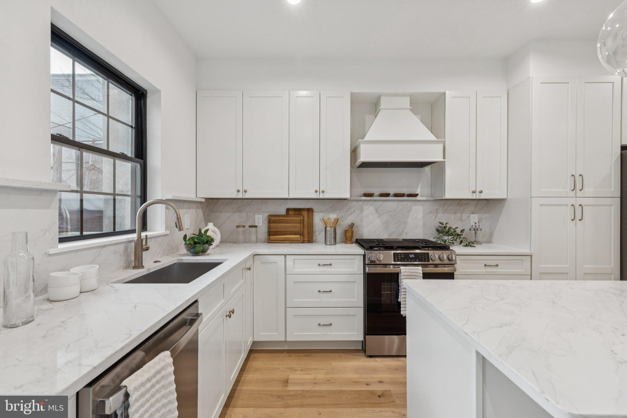 2316 DICKINSON STREET