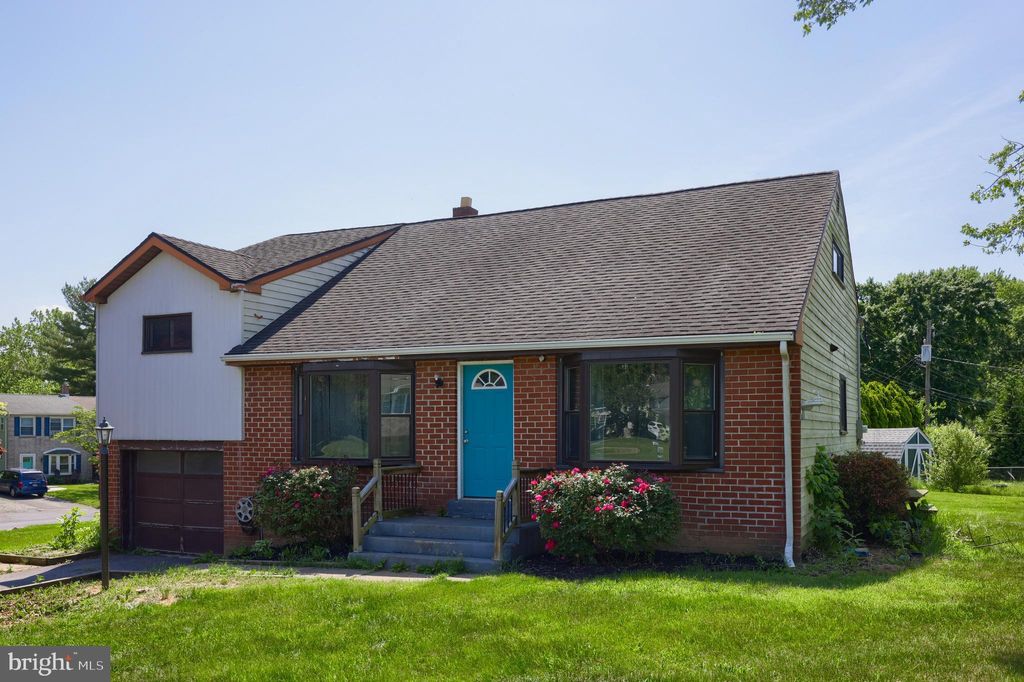 Photo of 2621 Pike Lane, Lancaster, PA 17603 (MLS # PALA2050762)