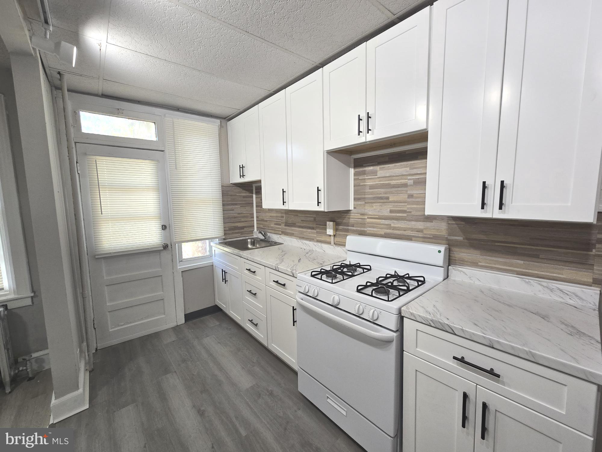 ELMWOOD PARK - Residential Lease