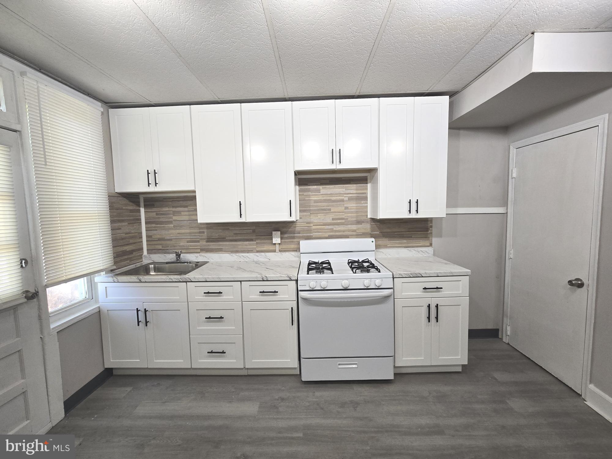 ELMWOOD PARK - Residential Lease