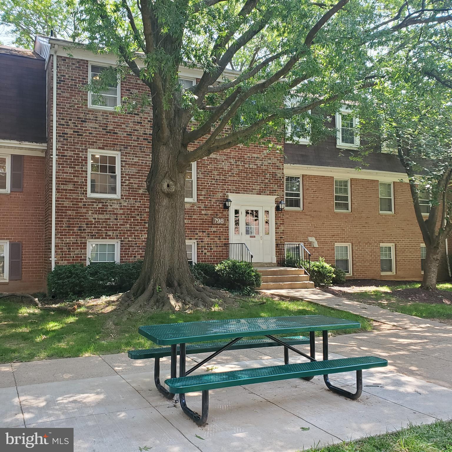 BEAUTIFUL, COZY, AFFORDABLE, SPACIOUS AND BEAUTIFULLY MAINTAINED CONDO IN THE SOUGHT-AFTER POTOMAC OAKS CONDOS. NEAR EVERYTHING: KENTLANDS, CROWN, RIO, SENECA CREEK PARK, 270, ETC. WALKING DISTANCE TO RESTAURANTS, GYM, SHOPS. ALL UTILITIES INCLUDED. ONE OF THE BEST COMMUNITY POOLS AND CLUBHOUSEs IN THE AREA. EXTRA STORAGE ROOM ON PREMISES. JUST PERFECT!!