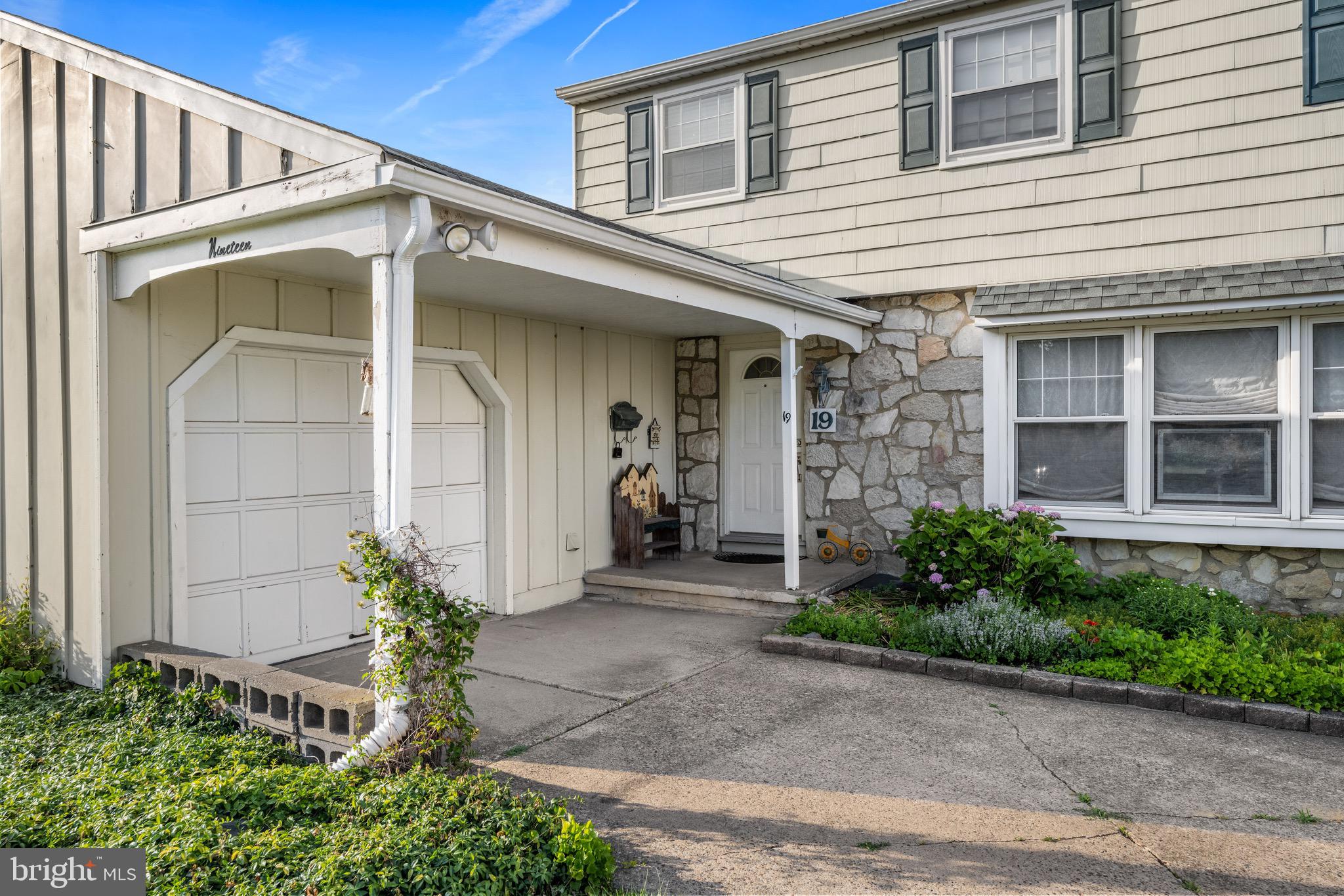 19 W KENNEDY DRIVE