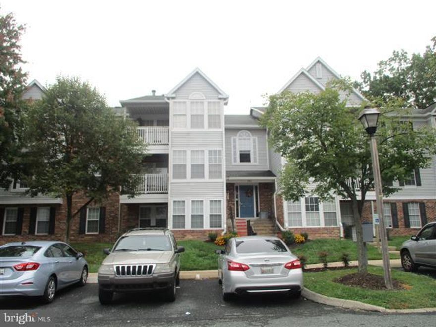 Spacious Condo on 2nd level offers 2 bedrooms and 2 full baths. Sun filled dining room with sliders to private balcony that overlooks trees. Full size washer . Bedrooms have generous closet space. Galley kitchen has lots of cabinet space and breakfast bar. Close to shopping & restaurants . Easy access to 95. Agents view docs & general remarks for contract details.OPENS TO INVESTORS 10.15