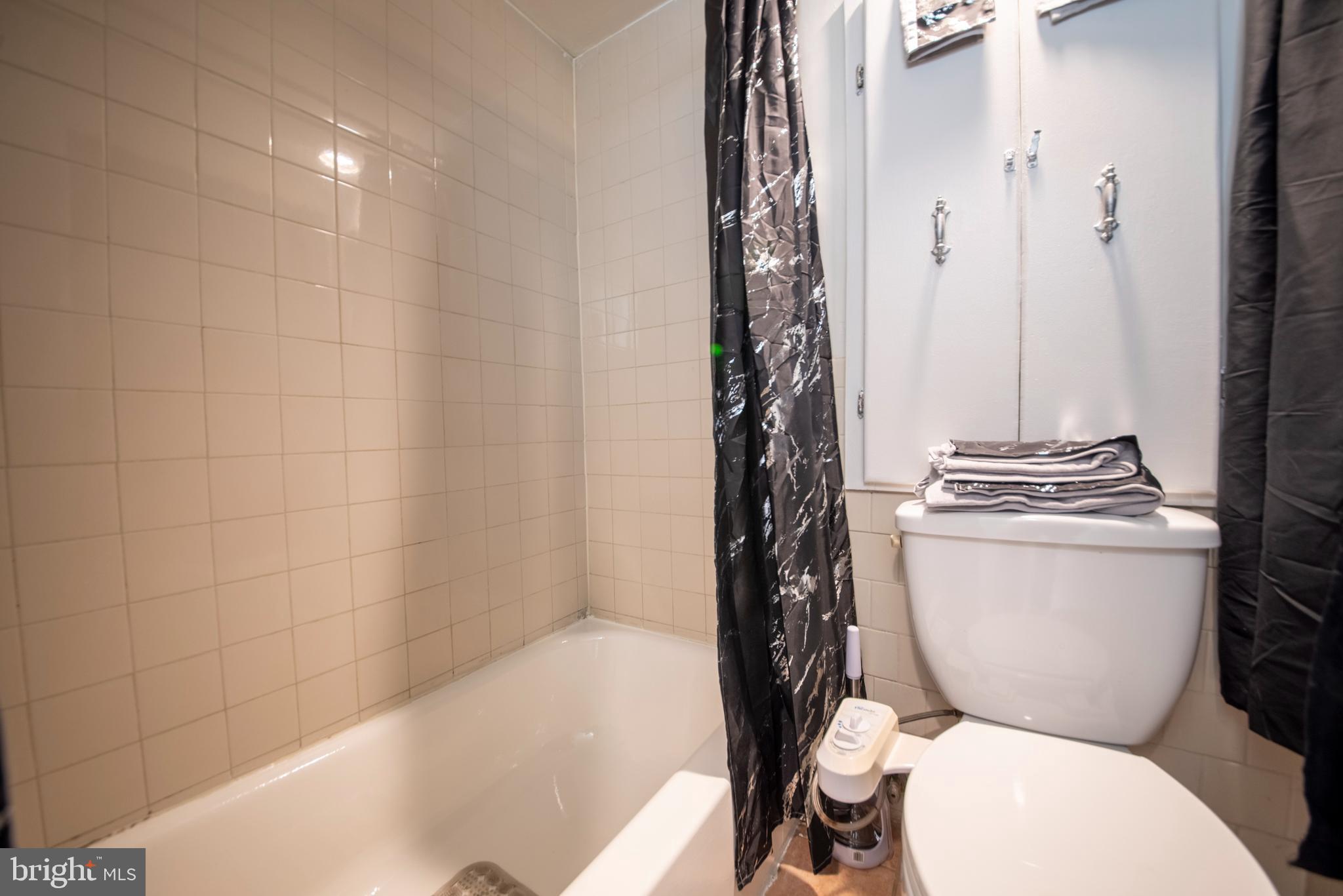 HOLLINS MARKET - Residential Lease