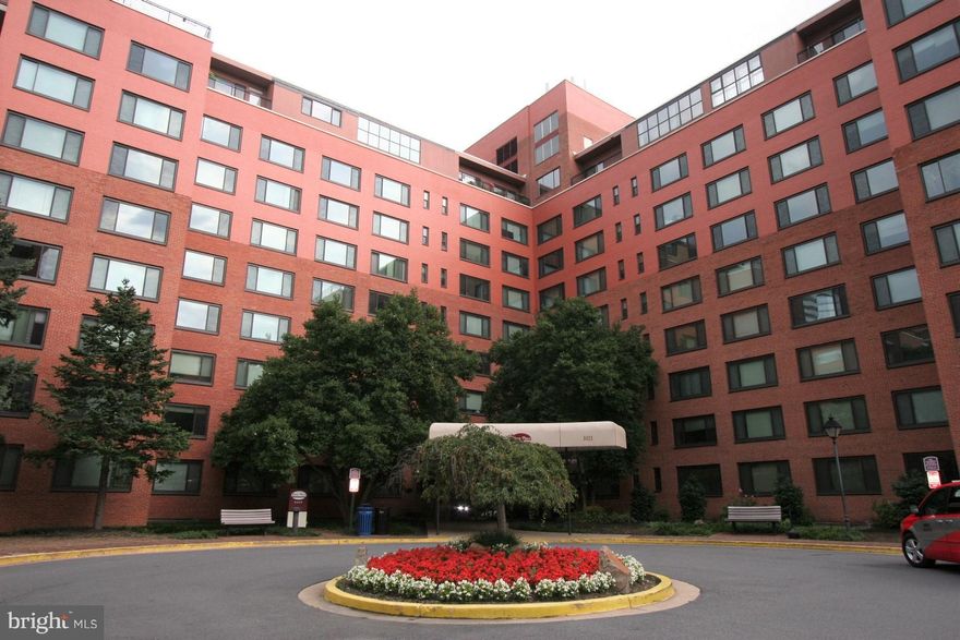 Well maintained charming studio in a super convenient location in Arlington.  Gleaming hardwood floors, new paint, partially updated bathroom, and large windows inviting  a full of natural light.  Enjoy ample amenities in River Place community;  spacious gym, community room, large swimming pool, play ground, sauna/steam room, mini  store, dry  cleaning, and hair salon. Two blocks to Rosslyn metro