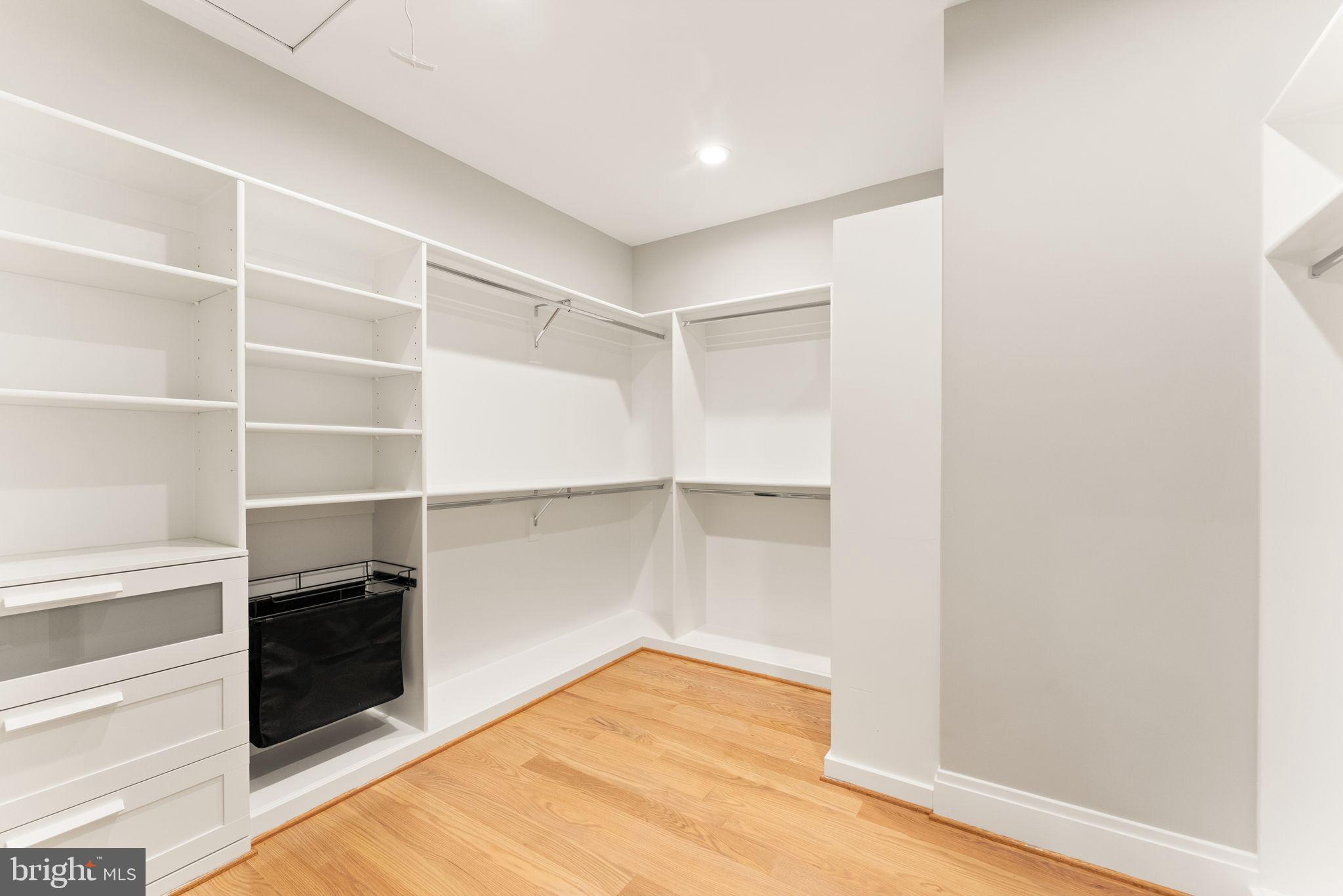 VIENNA WOODS - Residential