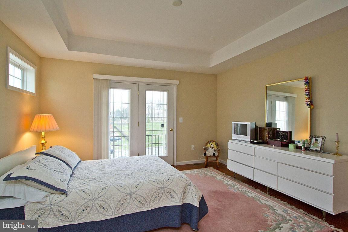 RICHMOND SQUARE - Residential