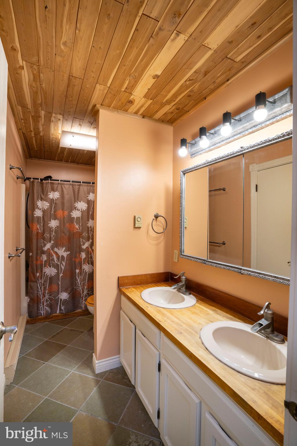 COUNTRY PLACE - Residential