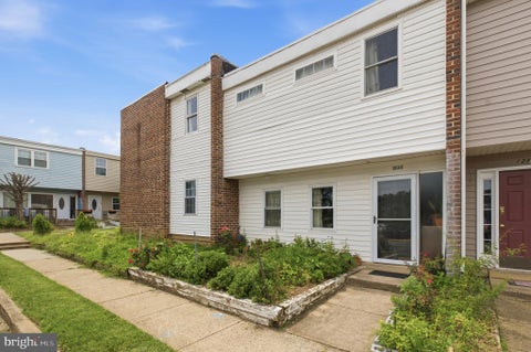 Photo of 1233 Magnolia Lane, HERNDON, VA 20170 (MLS # VAFX2330450)