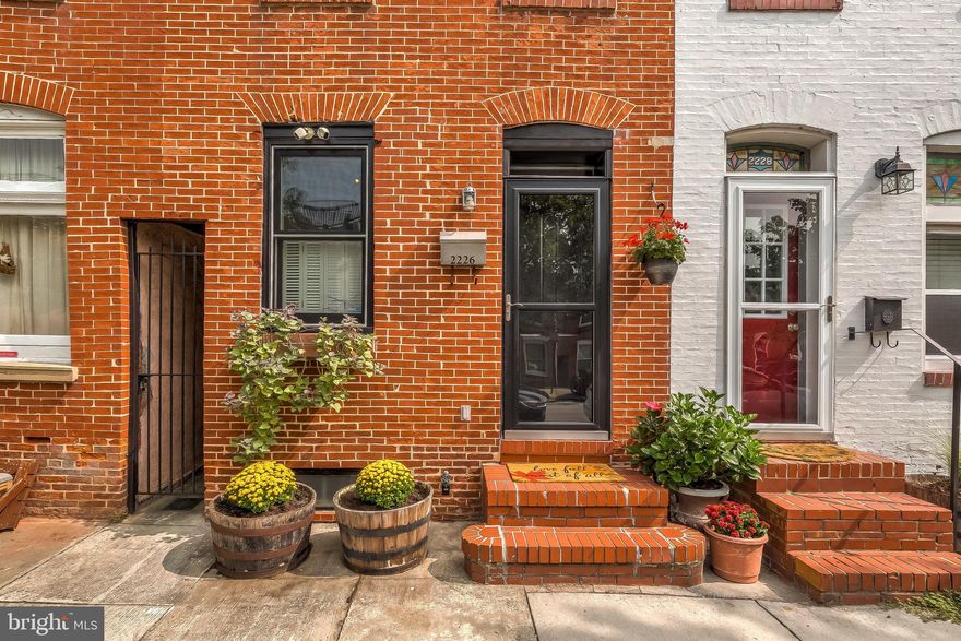 GORGEOUS HOME IN SOUGHT AFTER LOCATION. GREAT VALUE. OPEN FLOOR PLAN. UPDATED KITCHEN.  TONS OF NATURAL LIGHT. HIGH CEILINGS. TONS OF STORAGE. ROOF DECK WITH STUNNING VIEWS. CLOSE PROXIMITY TO RETAIL SHOPPING, LOCAL DINING, AND ALL MAJOR HIGHWAYS. SCHEDULE A PRIVATE TOUR TODAY.