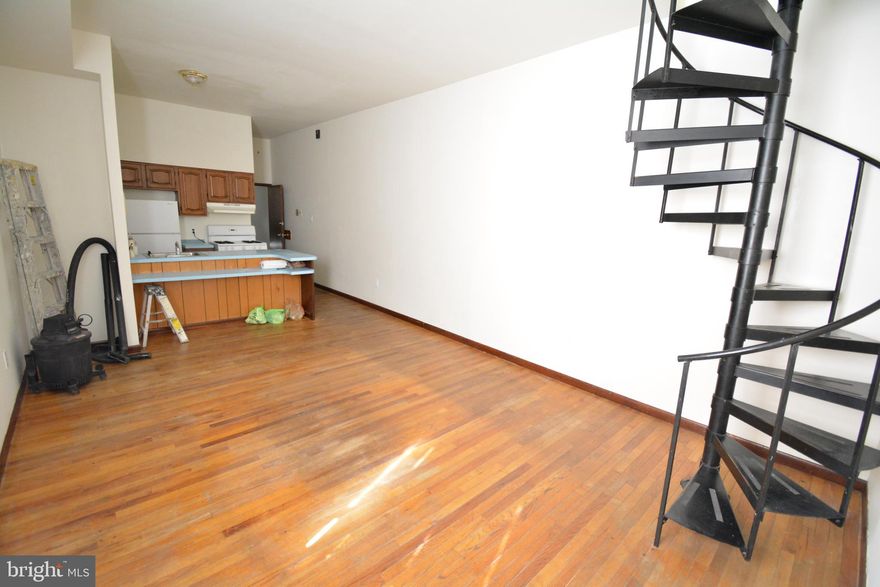 Fairmount/Art Museum area 2 bedroom bi-level apartment available for immediate occupancy. Spacious living area with high ceilings and open concept kitchen. One bedroom and a half bath located on the main level. Upstairs fine a very large bedroom with en suite full bath that leads out to expansive deck with center city views. The unit has ample closet space, two entrances, central air, and private, free laundry in the basement plus storage area. Contact listing agent for showings and applications. Sorry, no pets.