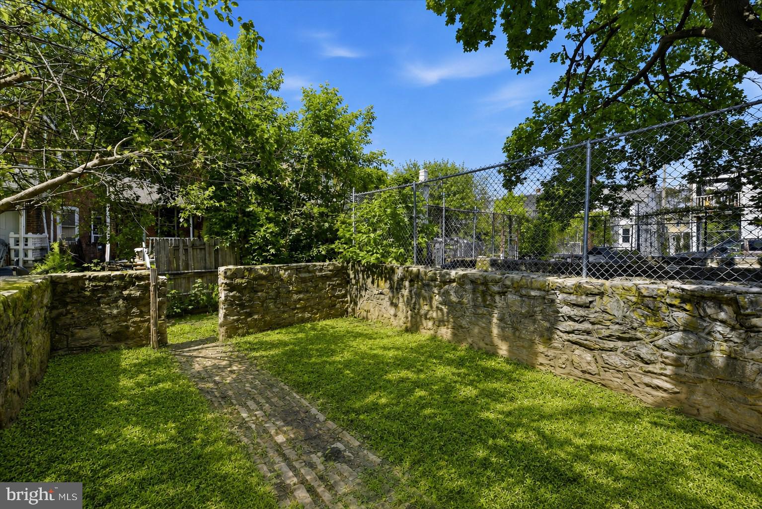 751 E LINCOLN HIGHWAY