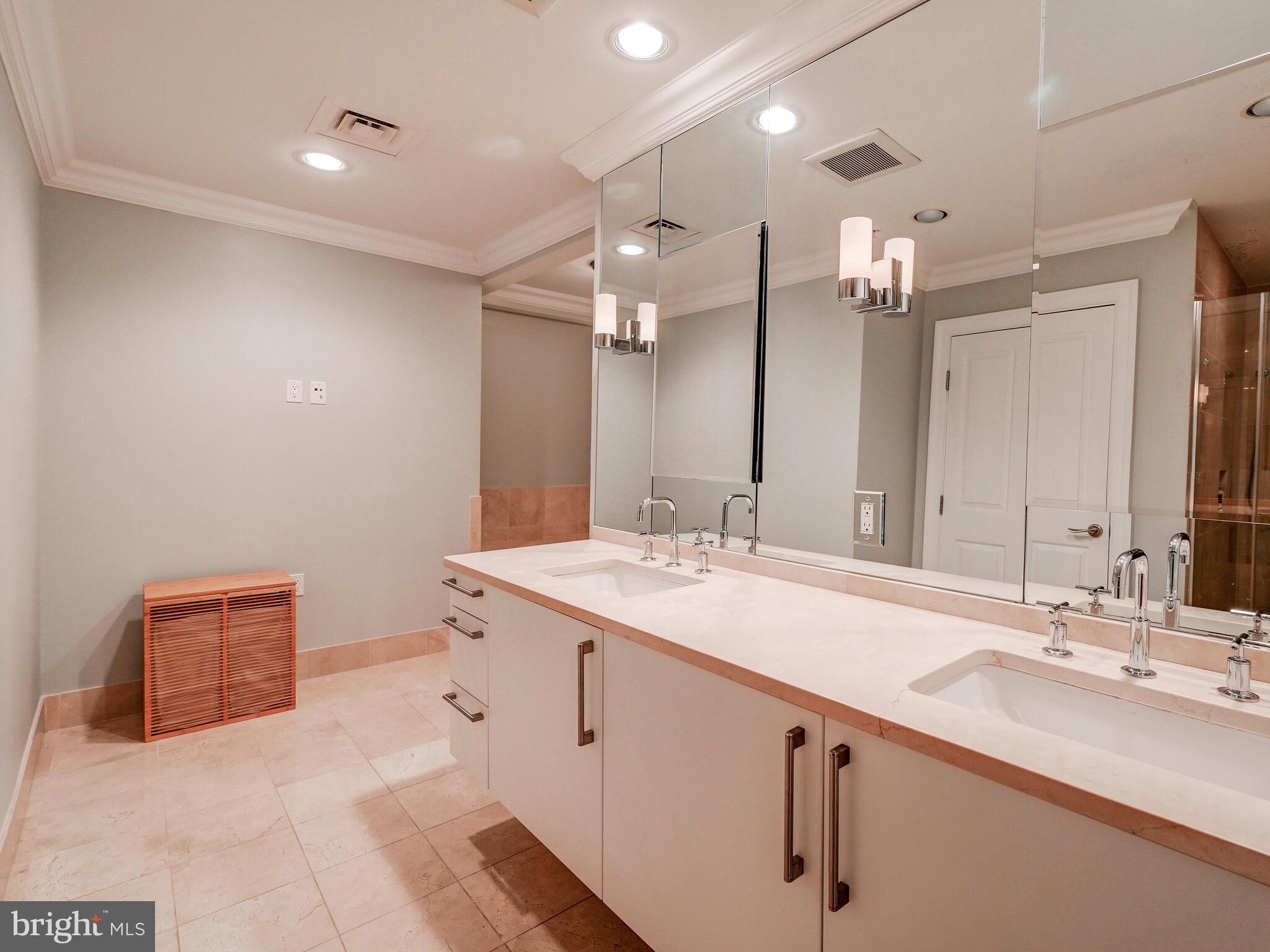 THE RITZ-CARLTON RESIDENCES - Residential Lease