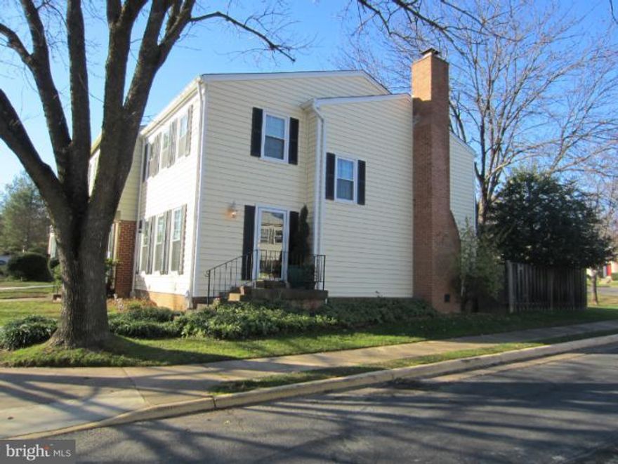 LOVELY END UNIT TOWNHOUSE. LARGE EAT-IN KITCHEN W/NEWER APPLIANCES. PROFESSIONALLY LANDSCAPED PATIO.  MASTER BEDROOM W/SITTING ROOM.  LARGE REC/MEDIA ROOM.  BEAUTIFULLY RENOVATED BATHROOM W/JETTED TUB.