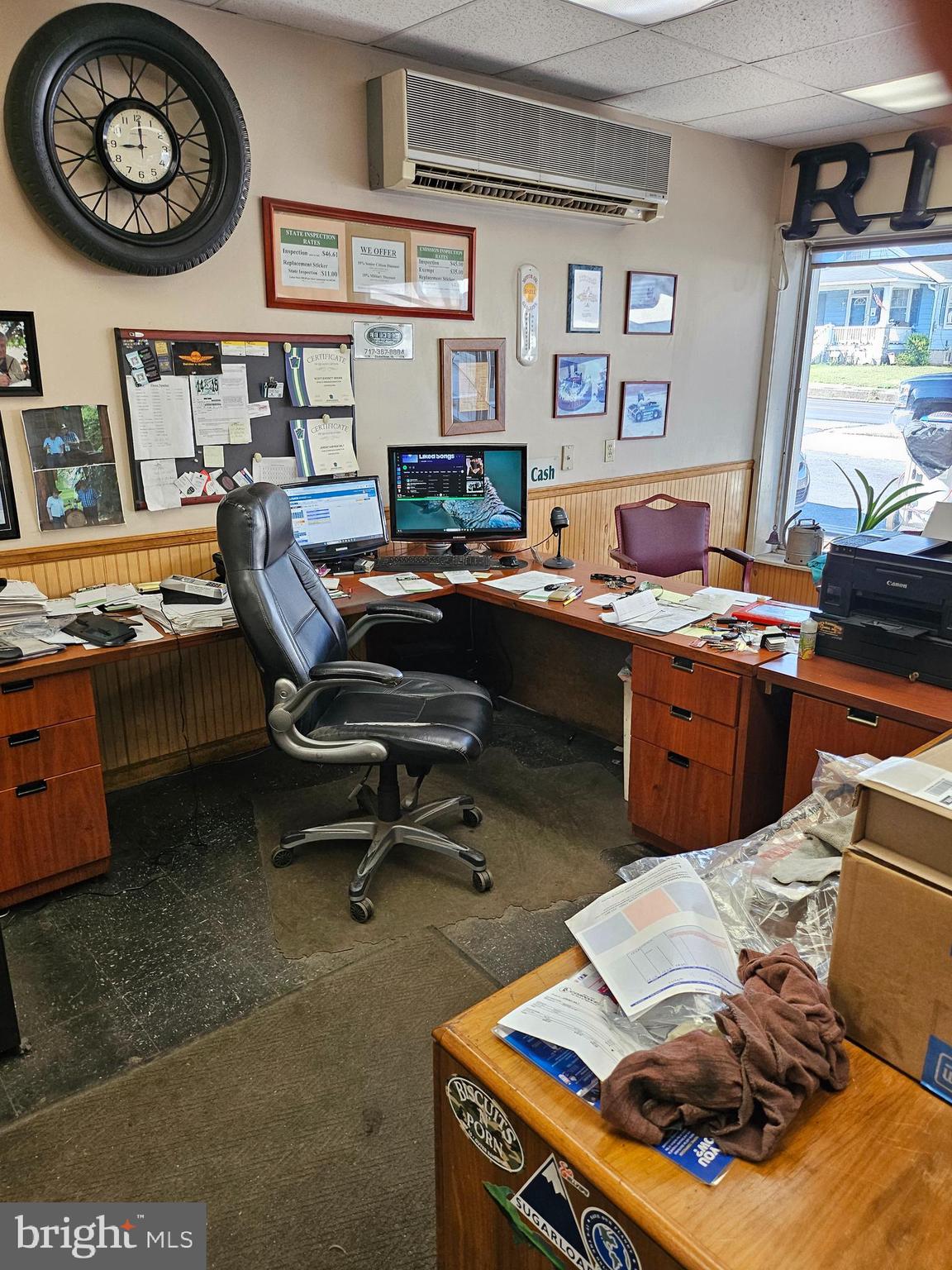 Main image without alt text