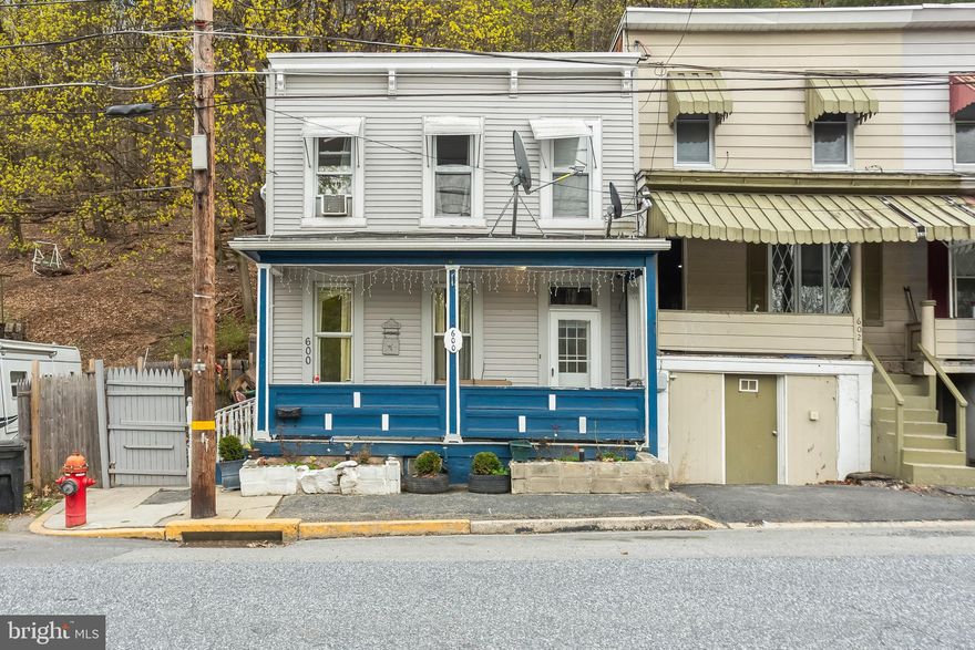 Welcome to 600 W Bacon Street! This home is eagerly awaiting its new owner. Featuring 3 bedrooms and 1 bath. This home offers great flexibility to suit your needs. With its inviting layout and warm atmosphere, it’s a home to create lasting memories. Whether you're looking for a cozy starter home or a space to grow your family, this home is full of potential. Don’t miss out on this fantastic opportunity—schedule your showing today!