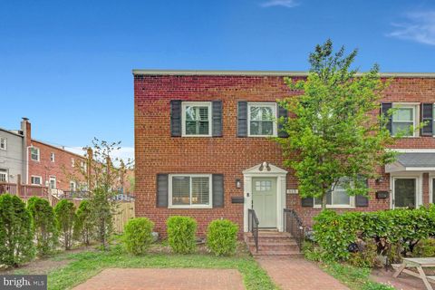 Photo of 815 Jefferson Street, ALEXANDRIA, VA 22314 (MLS # VAAX2054978)