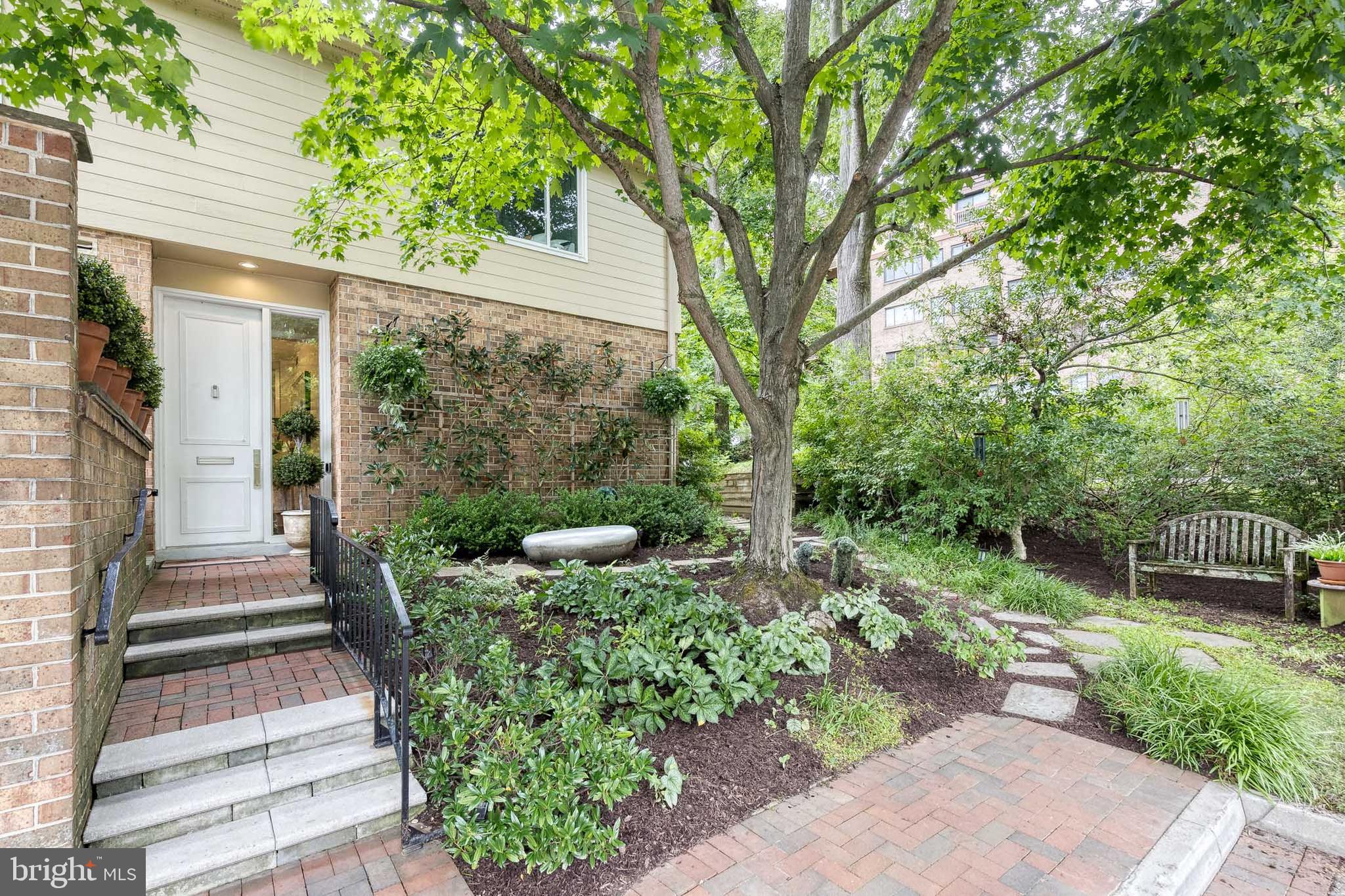 14 ROLAND MEWS
