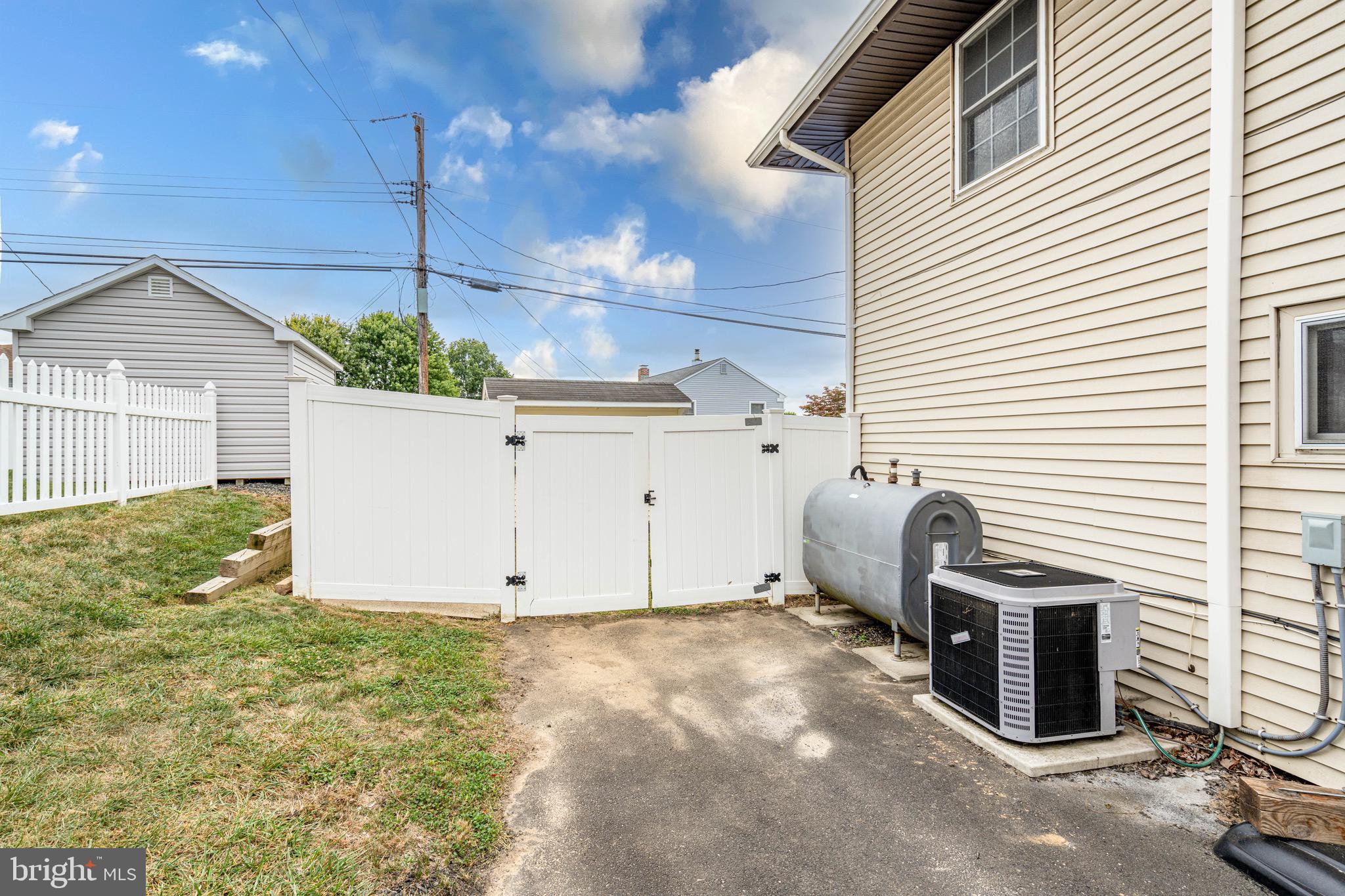 TWIN OAKS - Residential