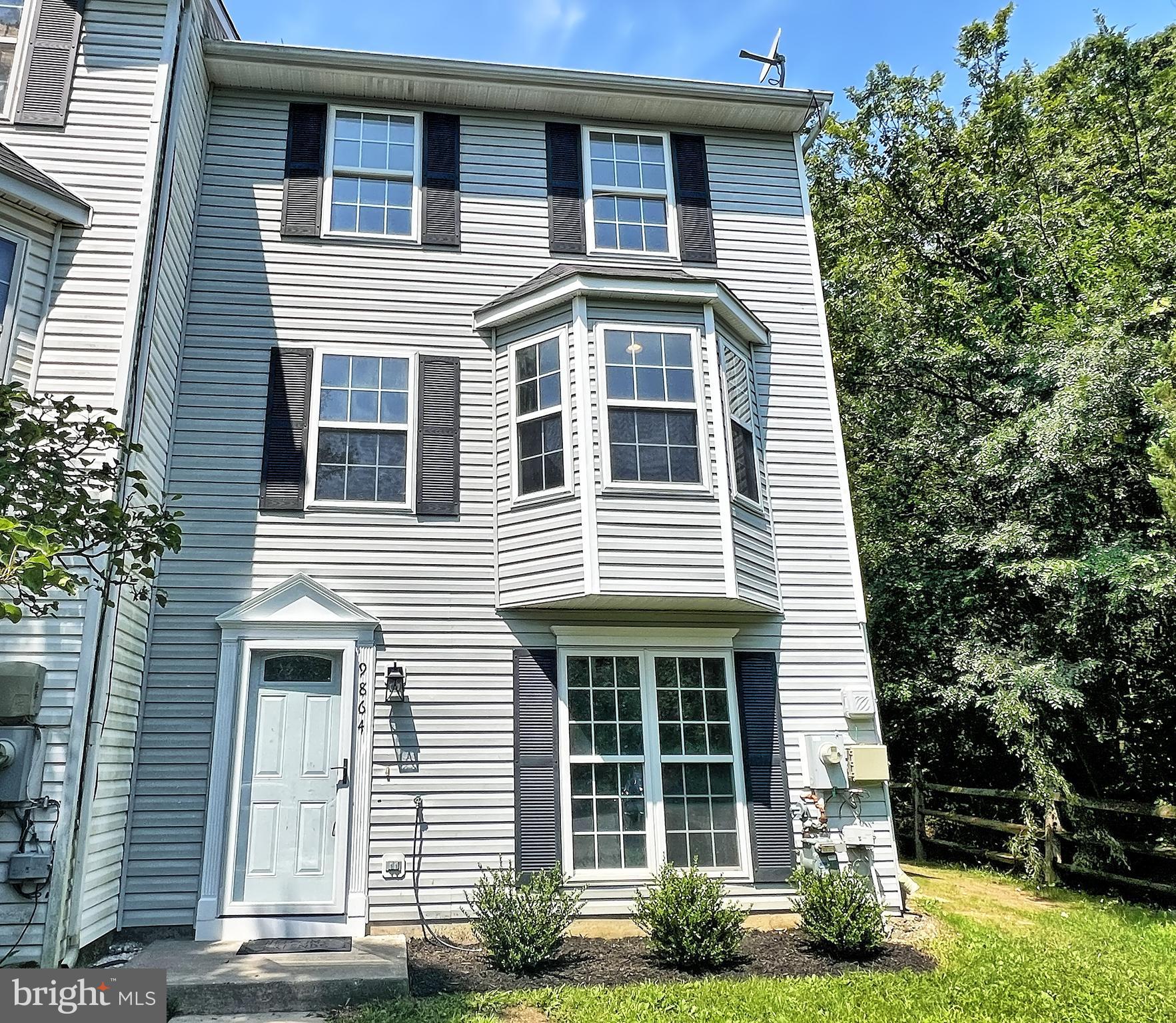 Beautifully renovated EOG Townhouse. Featuring open and bright floorplan. Gleaming floors throughout the main floor. New carpet in the bedrooms. New baths w/ masterful tile work. New kitchen w/ SS appliances.
Nice deck overlooking greenery. MUST SEE!