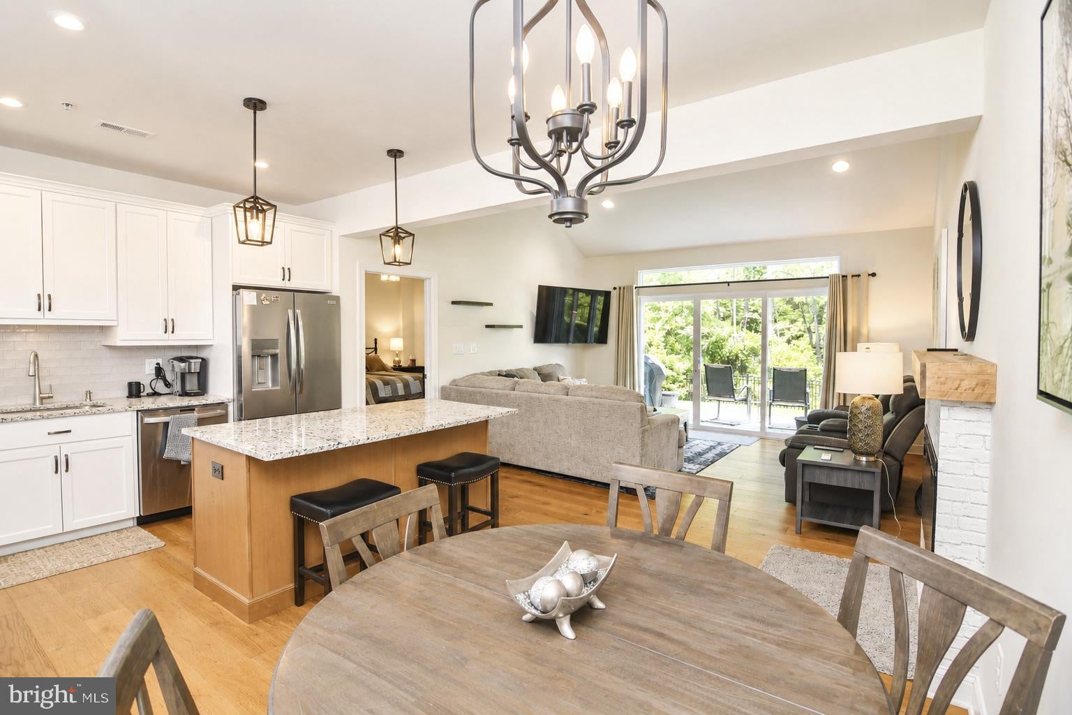 924 HOLDEN COURT