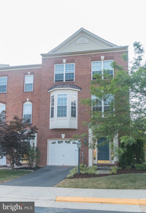Townhouse For Rent - 12943 Wood Crescent Circle<br/> HERNDON, VA 20171