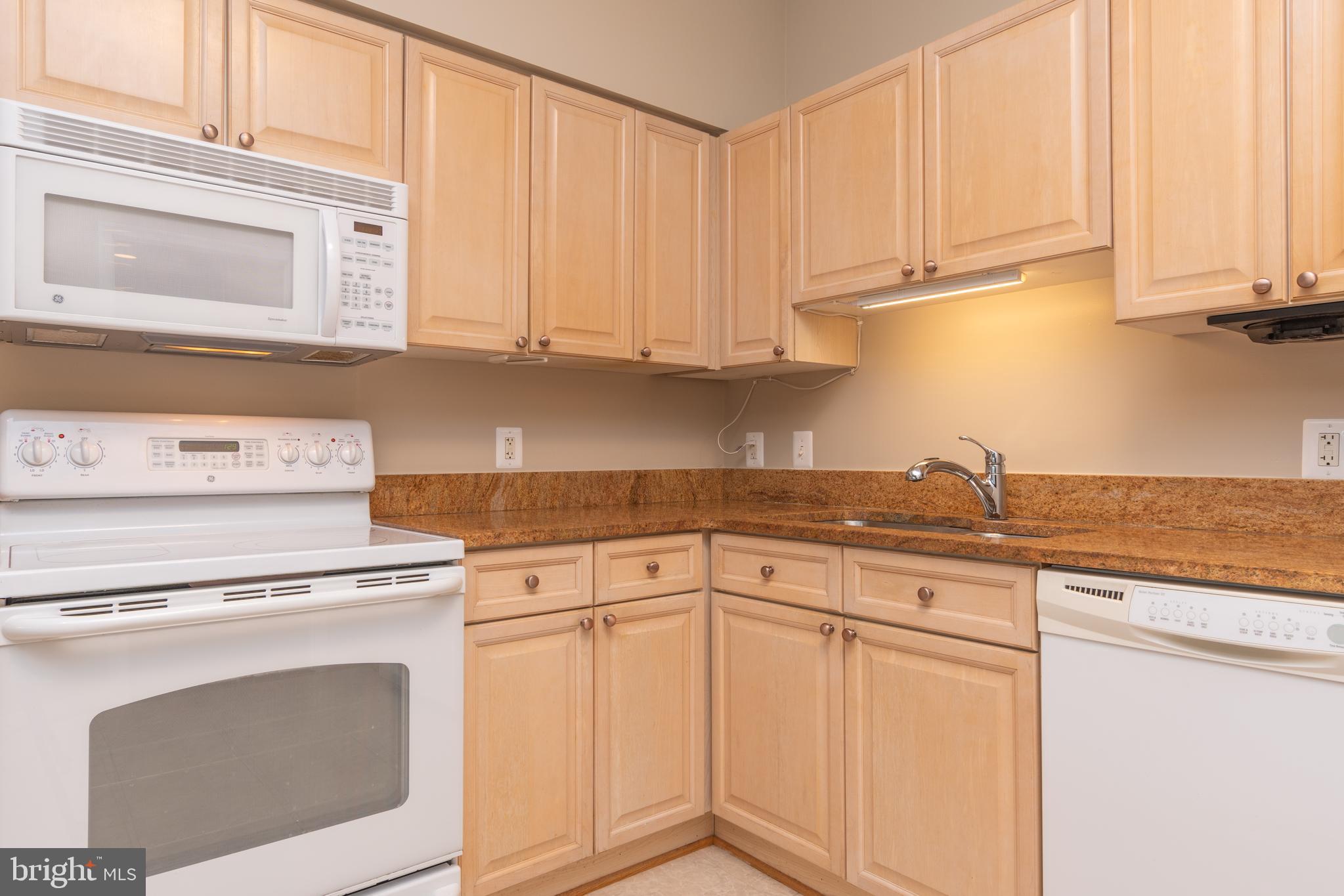 VANTAGE POINT WEST AT LW - Residential